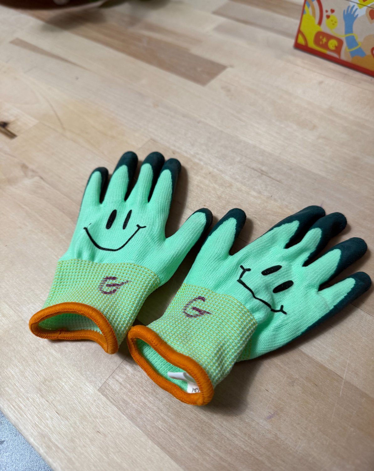 Toddler gardening gloves